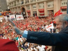 Manifestantes cantam nas ruas de Porto Alegre em defesa da democracia e do direito de Lula ser candidato
