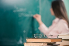 Por que as universidades particulares estão demitindo professores?